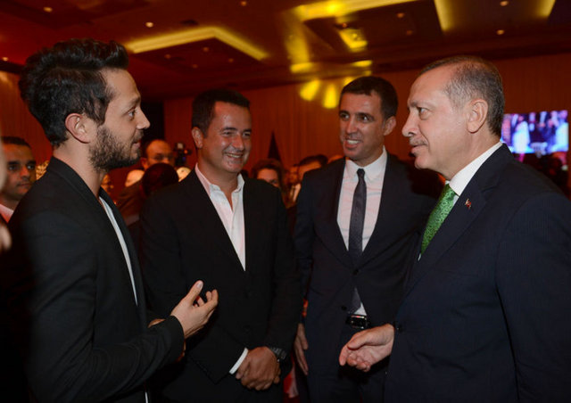 Başbakan Erdoğan'ın TV yapımcısı Acun Ilıcalı ve şarkıcı Murat Boz'la yaptığı neşeli sohbet gözlerden kaçmadı.