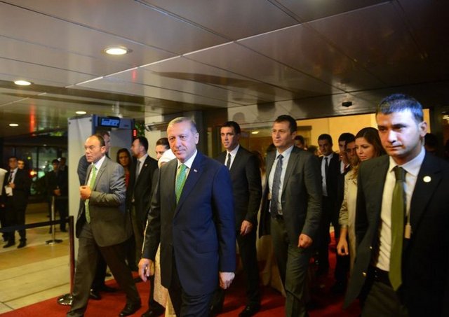 Basın mensuplarının alınmadığı düğüne, Başbakan Erdoğan'ın yanı sıra Dışişleri Bakanı Ahmet Davutoğlu, Ulaştırma, Denizcilik ve Haberleşme Bakanı Binali Yıldırım, Enerji ve Tabii Kaynaklar Bakanı Taner Yıldız, Milli Eğitim Bakanı Nabi Avcı, İstanbul Valisi Hüseyin Avni Mutlu ve İstanbul Büyükşehir Belediye Başkanı Kadir Topbaş ile spor, sanat ve siyaset camiasından çok sayıda davetli katıldı.