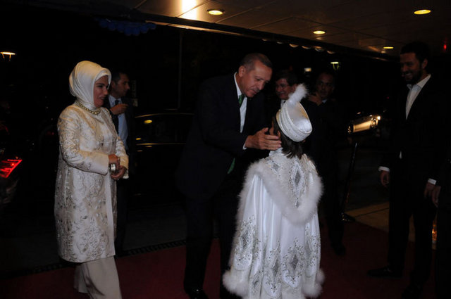 Akşam saatlerinde İstanbul'a gelen Başbakan Erdoğan, havalimanından, düğünün yapıldığı Hilton Oteli'ne geçti.