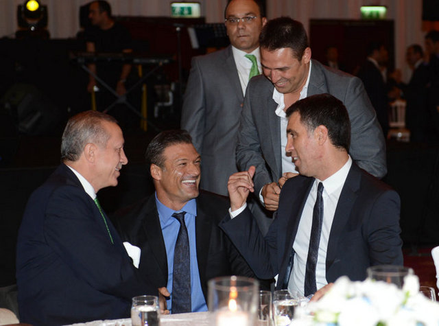 Eski milli futbolcular Alpay Özalan ve Fatih Akyel, Başbakan Erdoğan ile bir süre sohbet etti.