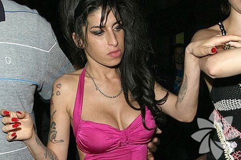 "Halime bak, berbat durumdayım. Özel hiçbir yanım yok. Aslında hiçim. Kendimi iyi hissetmiyorum. Yeteneğim yok. Aksini söylemeniz hoşuma gitse de doğru olmadığını biliyorum. İşe yaramazın tekiyim ve her şeyi berbat ediyorum." Amy Winehouse