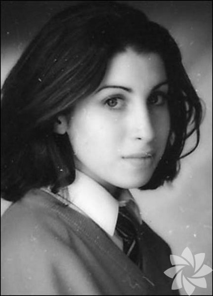 "Şarkı yazmaya başladığımda on beşimde falandım... Şarkı yazmak hoşuma gidiyordu. Şirketlerin kapısını aşındırmaya başlamadım. Birkaç şarkı yazdım, sağda solda, publarda sahneye çıkmaya başladım." Amy Winehouse