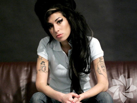 "Sivri dilliyim ama söylediklerimde mizah da vardır. Bir de, erkek arkadaşımı hırpalasam bile o arada kendimi de hırpalarım." Amy Winehouse