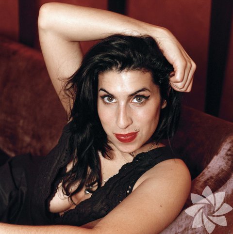 "O kırık kalp şarkılarını severim, özellikle de o kızların sanki göklerden inmiş varlıklar gibi tınlayan seslerini. Ayrıca bir şişe viskinin dibinde bulabileceğiniz türden kalp kırıklıklarını anlatan şarkılardı onlar. Kederin kitabını yazmışlardı sanki." Amy Winehouse