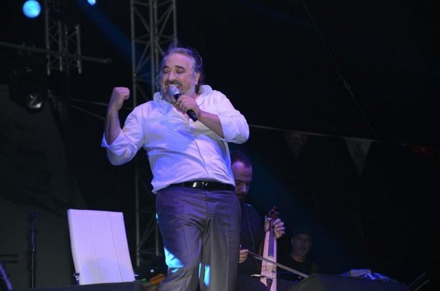 Eğer başıma bir iş gelmezse, ya da bir kendini bilmez çıkıp bizi vurmazsa 76 yaşında öleceğim" dedi.