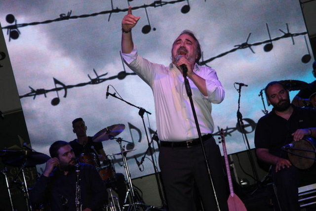 Ünlü şarkıcı Volkan Konak önceki akşam Kıbrıs'ta sahnede kaç yaşında öleceğini açıkladı.