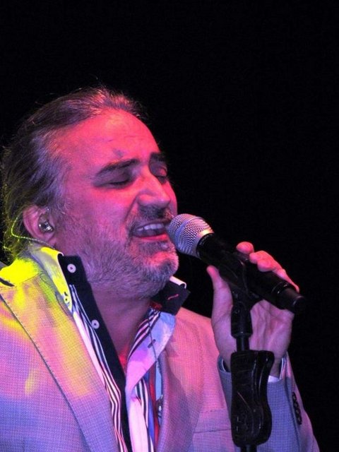 Karadeniz müziğinin en önemli isimlerinden Volkan Konak önceki akşam Kıbrıs Golden Tulip&Pasha Otel'de sahneye çıktı.