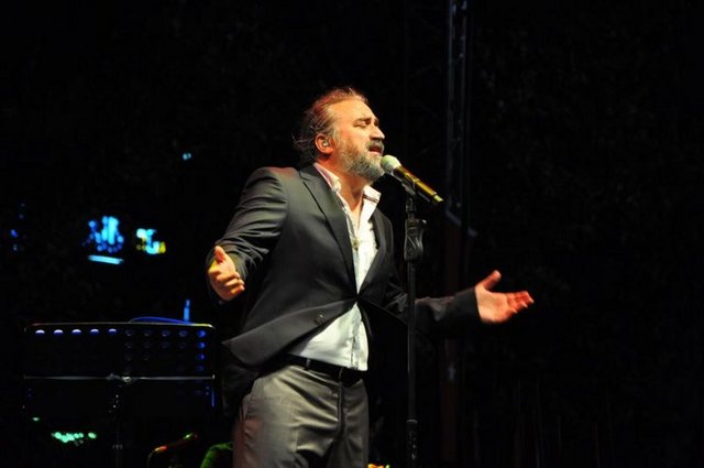 Şarkılarıyla kendisini dinlemeye gelenleri mest eden Konak, ölüm yaşını açıkladı.