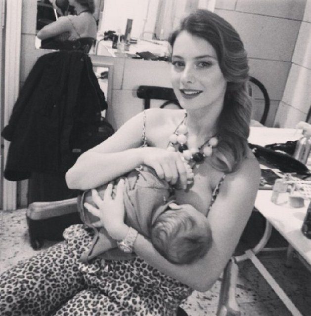 Oğlu Civan Mert'i ABD'de dünyaya getiren Ünsal, kuaför salonunda oğlunu emzirirken çektirdiği fotoğrafı Instagram'da paylaştı ve altına da "Gisele de kimmiş? Ben tekim, tekim ben, ben tekiim" diye yazdı.