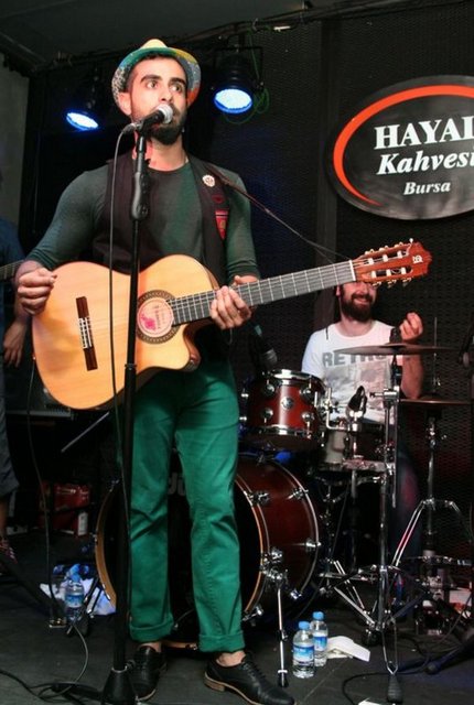 Genelde kısa paça pantolonu sahne performanslarında tercih ediyor...