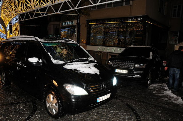 Selçuk İnan, otomobilini almayıp Burak'ın VIP minibüsüyle evine döndü.