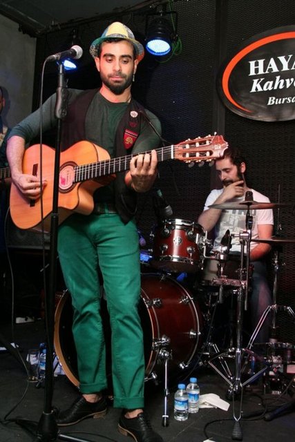 Ünlü şarkıcı Gökhan Türkmen, şöhreti yakaladığından beri ilginç giyim tarzıyla ön plana çıkıyor...