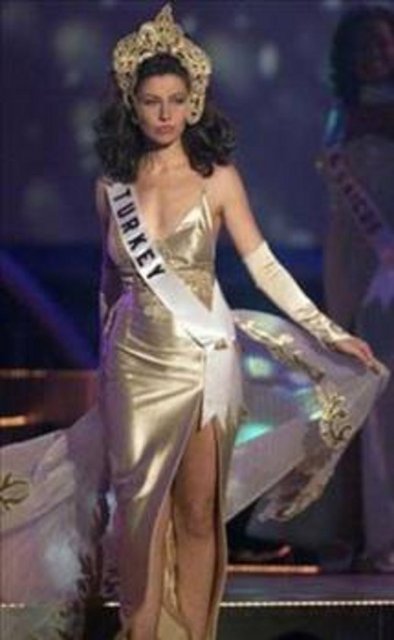 2000 yılında turizmci Levent Arıkan ile nikah masasına oturdu.