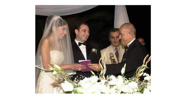 Koruyan, Sabancı ailesinin üyelerinden Demir Sabancı'ya aşık oldu.