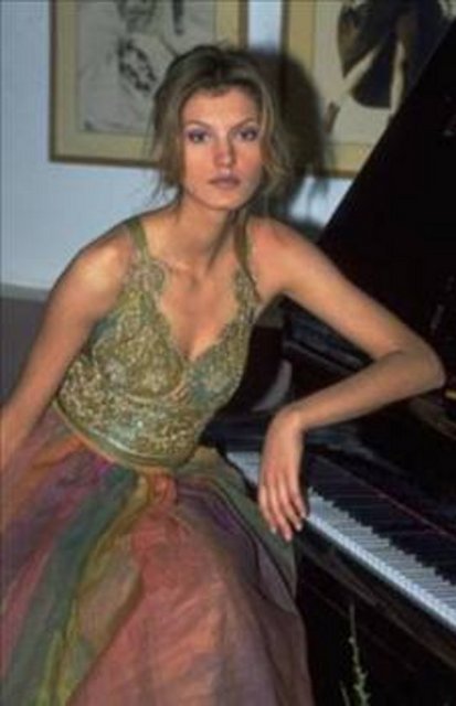 ŞÖHRETİ UZUN SÜRMEDİ - 1997 yılında katıldığı yarışma ile şöhret kapısını araladı Yeşim Çetin...