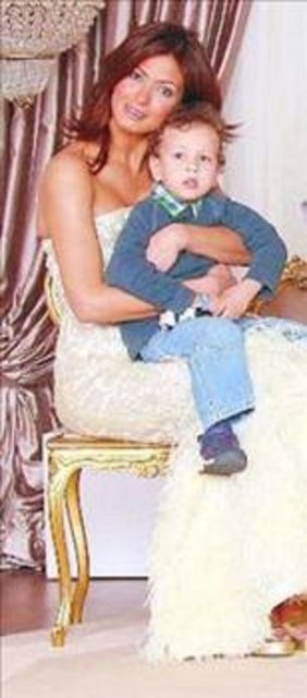 Başrollerini Mahsun Kırmızıgül ve Cansel Özzengin'in paylaştığı Alem Buysa dizisi ile izleyici karşısına çıkan Gümüşoğlu, sonraki yıllarda haber spikerliği yapmaya başladı. Çalıştığı kanaldan olaylı bir şekilde ayrılan eski manken şimdilerde eşi ve çocuklarıyla birlikte gözlerden uzak bir hayat sürüyor.