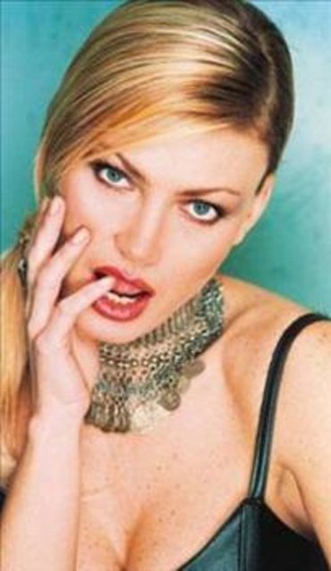 Eşinin Bitmeyen çapkınlıkları yüzünden boşanan Koşal, hayatını sürdürmek için evlenince bıraktığı mankenliğe geri döndü.