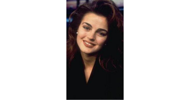 Bir dönem televizyon programlarının aranılan isimlerinden olan eski manken, şimdilerde ekranlardan uzak bir hayat yaşıyor.