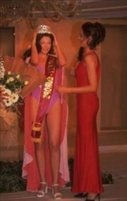 EVLENDİ HER ŞEYİ GERİDE BIRAKTI Öznur Dursun, 1999 yılında Kanal D'nin düzenlediği güzellik yarışmasında 2'inci seçildi.