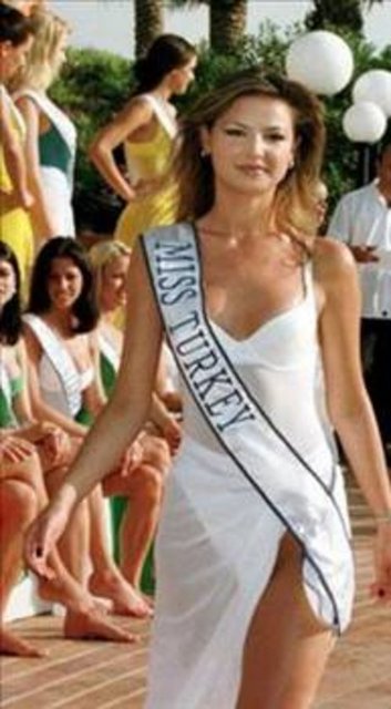 Uzun boyu ve kusursuz fiziği ile ilgi çekmeyi başaran Mutlu, yarışmada üçüncü seçildi.