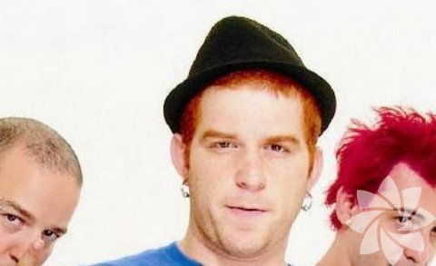 2004 Eurovision Şarkı Yarışması'nda Türkiye'yi For Real adlı şarkıyla temsil ettiler. Ve bu şarkı ile Türkiye 4. oldu.