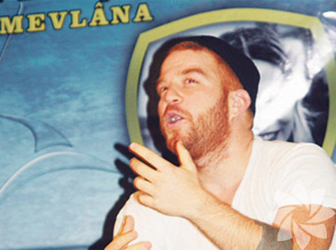 Müziğin yanı sıra sinema ve dizi oyunculuğu da yapan Gökhan Özoğuz; bugüne kadar O Şimdi Asker, O Şimdi Mahkum, Travmay gibi filmlerde yer aldı.