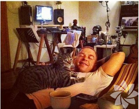 2 yıl önce evlenen sanatçının Temmuz ayında bir kızı oldu.