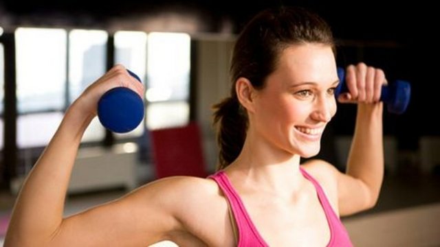 Fit görünmek bir yağ tabakasının üstümüzden gitmesi ve bir kas kütlesi ile derimizin sıkılaşmasıdır. Hiç spor dergilerinde gördüğünüz bayan resimlerine bakarak korkmayın, çünkü bir bayanın o kadar kaslanması ancak ilaçla mümkün olur.