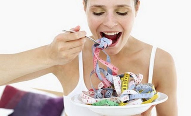 Meyveyi gündüz yeyin yararını görürsünüz, akşam yerseniz hem o meyvenin şekeri yağa dönüşme oranı daha büyüktür, hem de akşam yenilen şeker akşam uykusunda çıkacak olan büyüme ve onarım hormonunu bastırır.