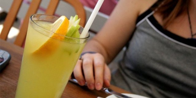 Efsane 3- Diyet gazlı içecekler kilo vermenize yardımcı olur: Diyet gazlı içecekler, bel çevresinde yüksek düzeyde yağlanma, yüksek kan şekeri ve yüksek kolestrol gibi birtakım belirtilerin de bulunduğu metabolik sendrom riskinizi artırabilir.