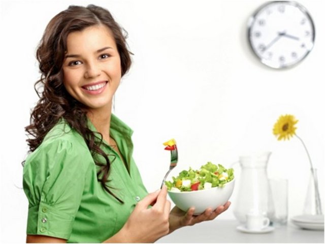 Öncelikle her kalori aynı değildir. O kalorinin besin değeri ve kimyası önemlidir ve o kalorinin ne zaman alındığı da önemlidir.