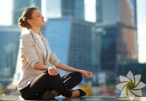Meditasyon yapın. - Meditasyon, sürekli aktif olan beyninize dinlenme fırsatı verir. Beyniniz dinlendiği zaman içerdiği enerji miktarı artar ve daha yüksek verimle çalışabilecek duruma gelir. Yoga, hipnoz, görselleştirme ya da sadece sessizce oturma… İçlerinden keyif alacağınız bir tanesini seçin ve bunu her gün düzenli yapabilmek için zaman yaratın.