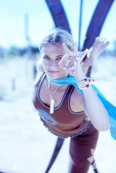 İleri görüşlü olun. - Değişimi mümkün olmayan şeyleri, oldukları gibi kabul edin. Mutlu insanlar, kontrollerinin ötesindeki durumlar üzerinde boşuna vakit harcamazlar. Bir insan olarak, sınırlarınızı kabullenin. Arzuladığınız sonuçları yaratarak kontrolü nasıl alacağınızı bulmaya odaklanın.