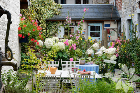 Kendi işinize bakın. - Hayatınızı dilediğiniz gibi inşa edebilmeye konsantre olun. Kendinizle ve ailenizle ilgilenin. Başkalarının yaptıklarını ya da söylediklerini kafanıza çok takmayın. Dedikodulara kulak asmayın. Yargılamayın. Herkes hayatını istediği gibi yaşama hakkına sahiptir – siz dahil!
