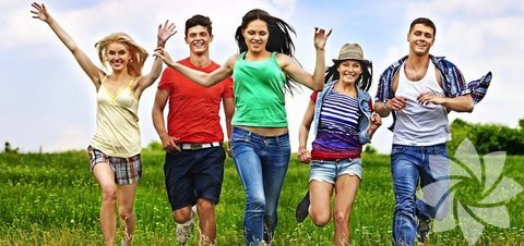 Arkadaşlarınızı akıllıca seçin. - Kendinizi; değerlerinizi ve amaçlarınızı paylaşan, mutlu ve pozitif insanlarla çevreleyin. Aynı etik değerleri paylaştığınız arkadaşlarınız, hayallerinize ulaşmada size yardımcı olacaklardır. Bu insanlar, size kendinizi iyi hissettirir ve ihtiyaç anında yardımcı olabilmek için her zaman oradadırlar.