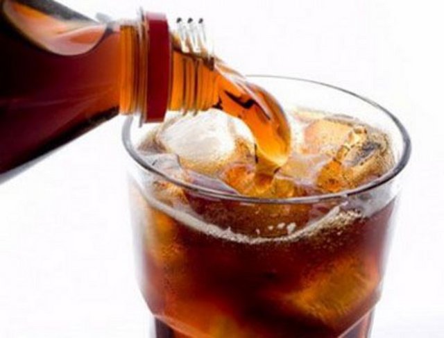 Günde bir-iki litreyi geçiyor adeta su yerine kola tüketiyoruz.