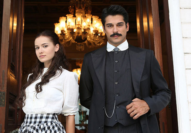 REŞAT Nuri Güntekin'in aynı adlı romanından ekrana uyarlanan 'Çalıkuşu' bu akşam ilk bölümüyle Kanal D ekranında olacak. Yapımını TIMS Productions'ın, yapımcılığını Timur Savcı'nın üstlendiği diziyi Çağan ırmak ve Doğan Ümit Karaca yönetiyor.