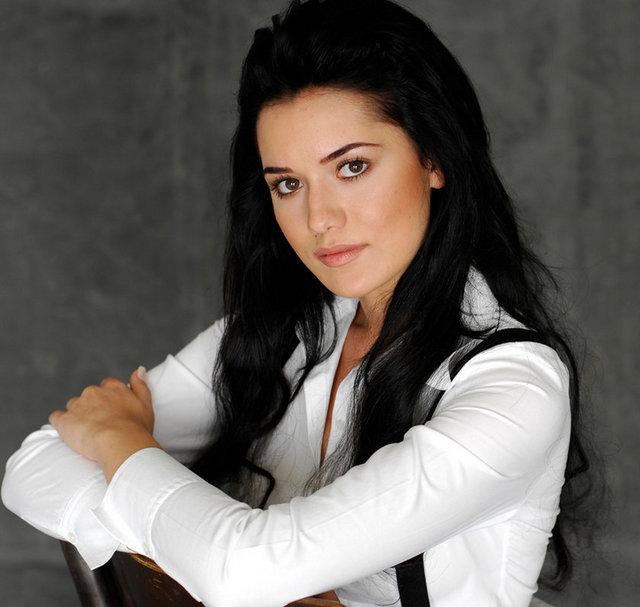 FERİDE (Fahriye Evcen):