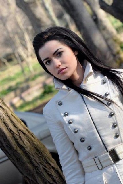 Feride bu hikayeye başladığında herkese yaka silktiren, vurdumduymaz toy bir çocuk iken sona geldiğimizde hayatı öğrenmiş, olgun bir genç kadına dönüşecek.