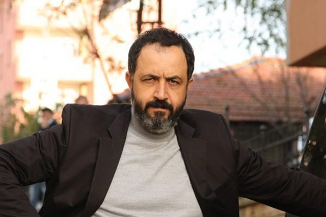 Anne ve babasızlığı iyi bildiğinden Feride'ye karşı daima toleranslıdır. Onu kendi kızı gibi sever. Köşkte Feride'nin hal ve hareketlerini onaylayan bir tek Seyfettin'dir. Hatta onun haytalıklarından hoşlanır da. Ailesine son derece düşkündür. Onlar için türlü fedakarlığı gözünü kırpmadan yapar.