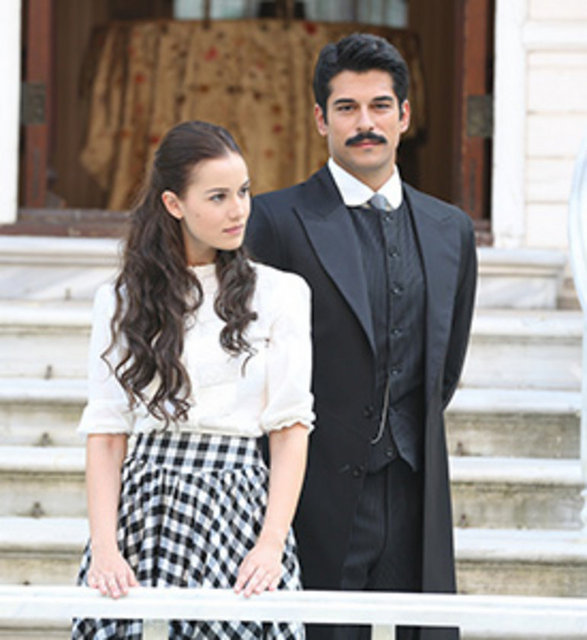 Senaryosunu Sevgi Yılmaz'ın kaleme aldığı dizide, Fahriye Evcen 'Feride', Burak Özçivit ise 'Kamran' karakterini canladırıyor. Dizi 5 yaşında annesini kaybeden ve 12 yaşında teyzesi Besime'nin konağına yerleşen Feride ile teyzesinin oğlu Kamran'ın inişli çıkışlı aşk hikayesi aracılığıyla kalplere dokunacak. İşte her salı 'Çalıkuşu' aracılığyla izleyicilerin evlerine konuk olacak karakterlerden bazıları: