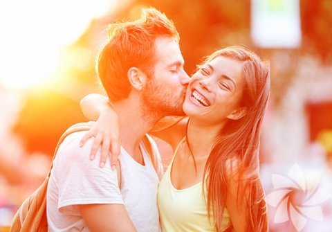 İyi ve nazik olun! Çocuklarımıza ilk öğrettiğimiz şey başkalarına iyi ve nazik davranmaları gerektiği ama ne yazık ki her zaman öğretmeye çalıştığımız davranışın modelliğini yapamıyoruz. Daha da kötüsü, en sevdiğimiz kişilere iyi davranma konusunda başarısız olduğumuz zamanlar oluyor. Eşinize nazik ve iyi davranmak için bilinçli olarak efor sarf edin. İltifat edin, minnettarlığınızı belirtin. Asla, sert eleştiriler yapmayın.