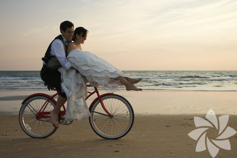 Eğlenceli olun! Oyuncu ve şakacı ruhunuzu korumak, eşinizle olan ilişkinizi de güçlendirecektir. Araştırmalar, birlikte eğlenen ve gülen çiftlerin birbirlerine daha bağlı olduklarını ortaya koyuyor. Her hafta, birlikte eğlenceli bir şeyler yapmak için zaman ayırın. Beraber oyunlar oynayın, şakalar yapın, bisiklete binin ya da çizgi film seyredin.