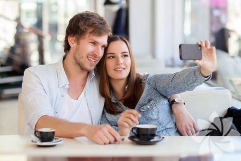 İçinde bulunduğunuz anı yaşayın! Meşgul yaşantılarımız, genelde içinde bulunduğumuz andan zevk almamızı engelliyor. Sürekli koşturuyoruz, planlar yapıyoruz, biraz zaman bulduğumuzda da bilgisayar ya da tabletlerle vakit geçiriyoruz. Sadece eşinizle oturmak ve konuşmak için zaman yaratın. Koltukta birbirinize sarılıp, hayatla ilgili beklentilerinizden planlarınızdan bahsedin. Eşiniz konuşurken onu mutlaka dinleyin, ona tüm dikkatinizi verin.