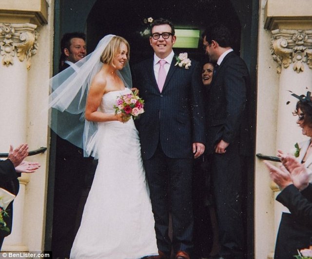 Sabahları - işe gitmeden önce karısının yatağına - kahvaltı götüren Ben, - boş vakitlerinde 2 ve 6 yaşlarındaki - oğullarının bakımı ile de ilgileniyor.