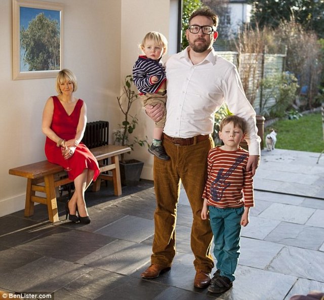 Aynı - zamanda evin tüm temizliği - ile ilgilenen Ben, çamaşır yıkayıp - ütü de yapıyor.