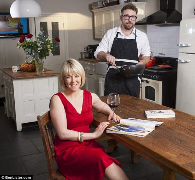 Karısı Kate, - tüm gün otururken, o çalışıp - para kazanıyor ve eve gelince - de karısına yemek pişiriyor.