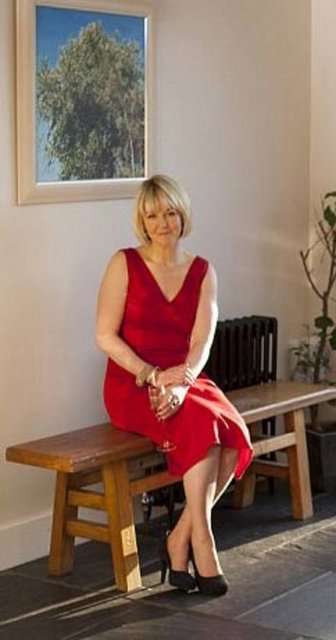 Dergi okuyup internette sörf - yapan Kate Thompson, aynı - zamanda kitap yazıyor.