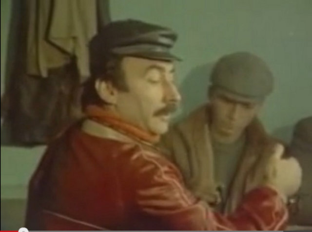 Çiçek Abbas / İlyas SalmanŞakir'e çay yok? Ne demek Şakir? Adını mı değiştirdin? Sen bana nasıl Şakir dersin lan kelek? Ne diyem mesela Mahmut mu diyem? Şakir abi, dayı, ağa diyeceksin! O günler bitti Şakirr