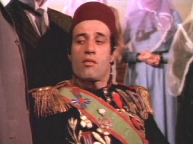 Tosun Paşa / Kemal Sunal  Leyla, sana bi şiir yazdım okuyayım mı? -Okuyun paşam... -Aşk kalbimi yakan bir volkan gibidir en sevdiğim tatlı kazandibidir. Leyla sev beni sokma müşküle gel kaşık atalım iki tabak keşküle..